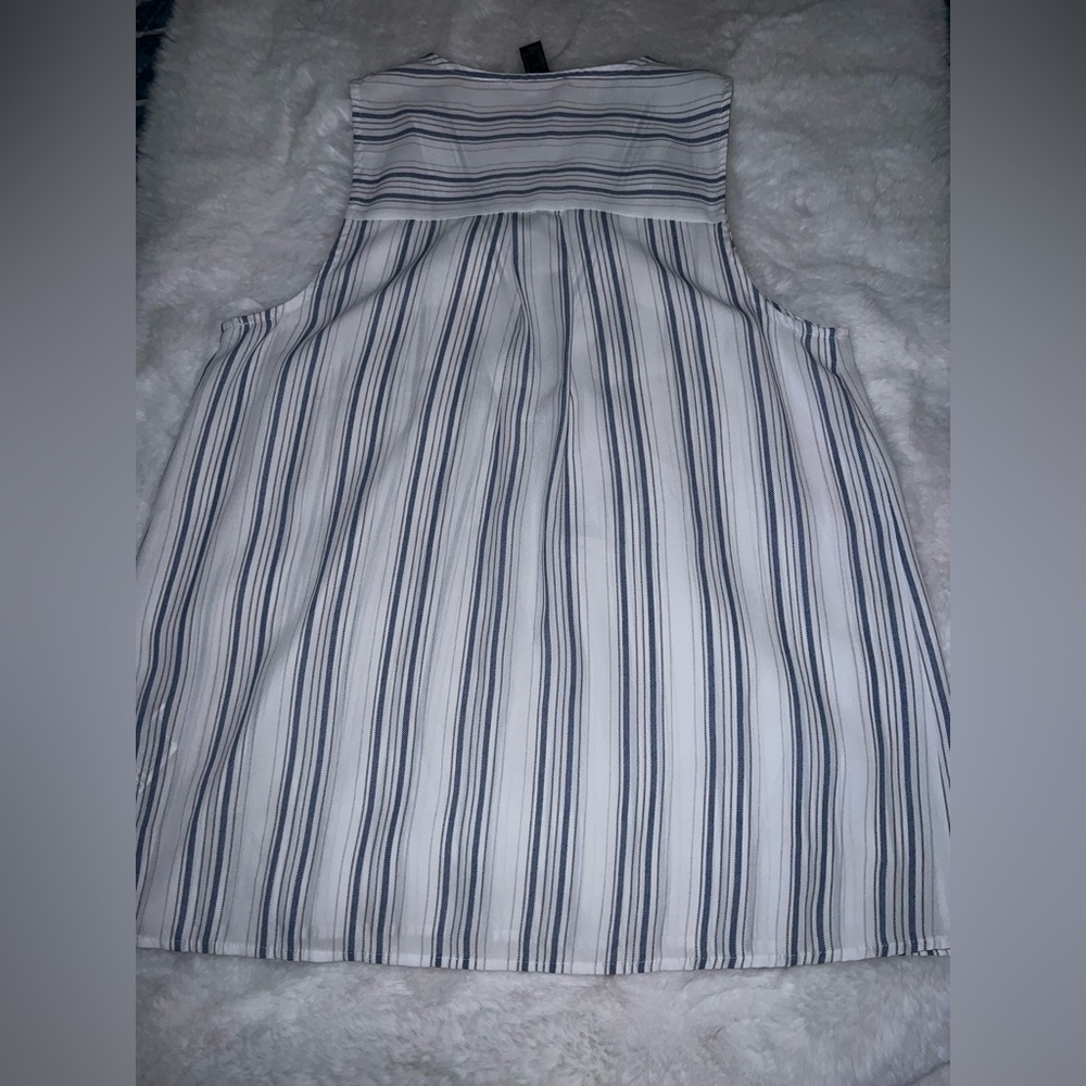 4/$10 Bundle Sale: NWOT Forever 21 Sheer V-Neck No Sleeve Top - Picture 3 of 4